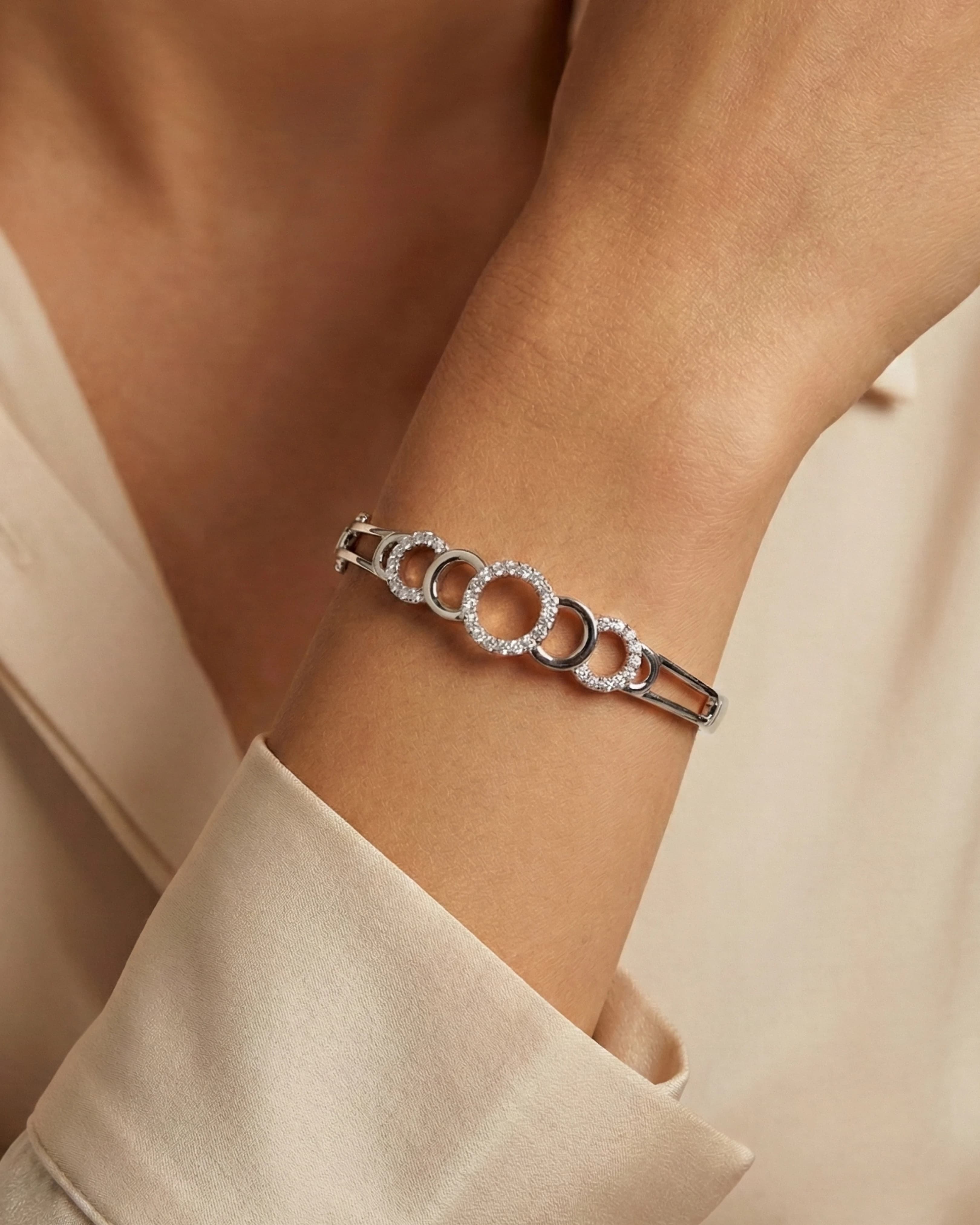 Infinity Aura Interlocking Circle Bangle – 925 Sterling Silver — model